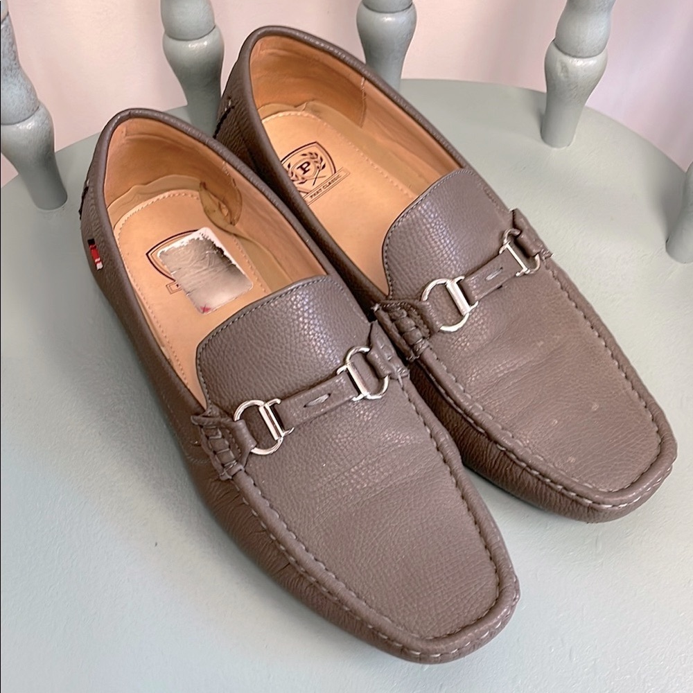 Phat Classic Gray Slip-On Loafers with Leather Material and Moccasin Style